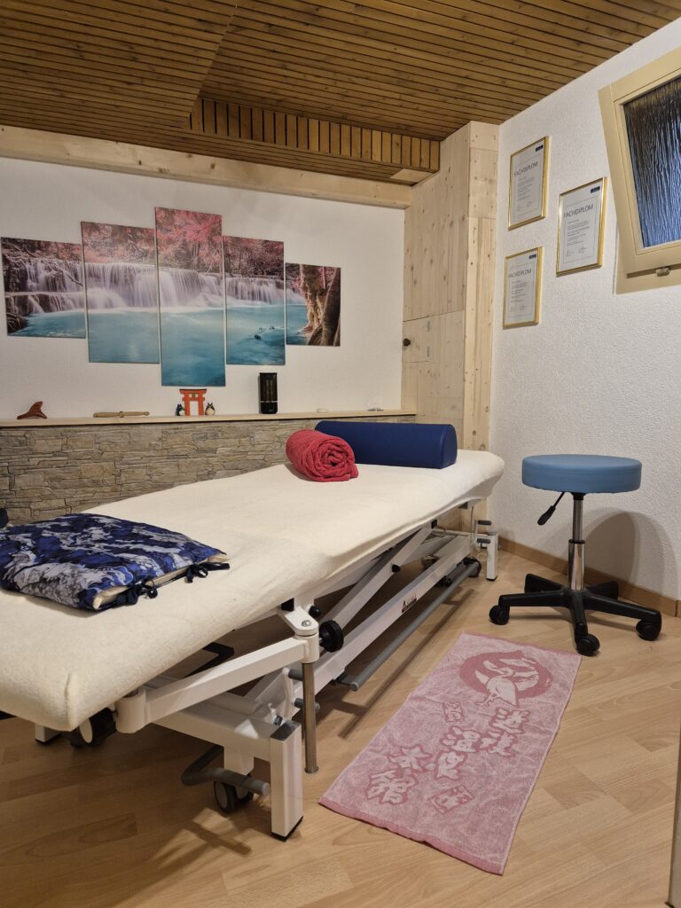 Sabrina Leuppi im Massagezimmer der Gsondheitspraxis Leuppi, Oberhasli